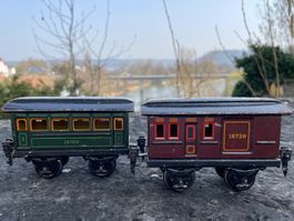 Märklin Personen- und Gepäckwagen 18720 und 18730 in Spur 0