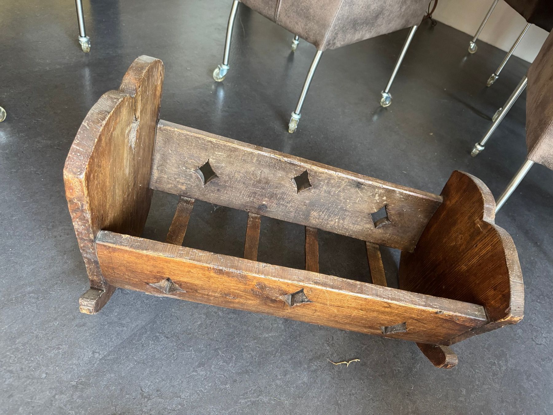 Giocattoli: Rustikale antike Holzwiege im traditionellen Bauernstil – Usato da Oberrohrdorf venduto da ker_5h67