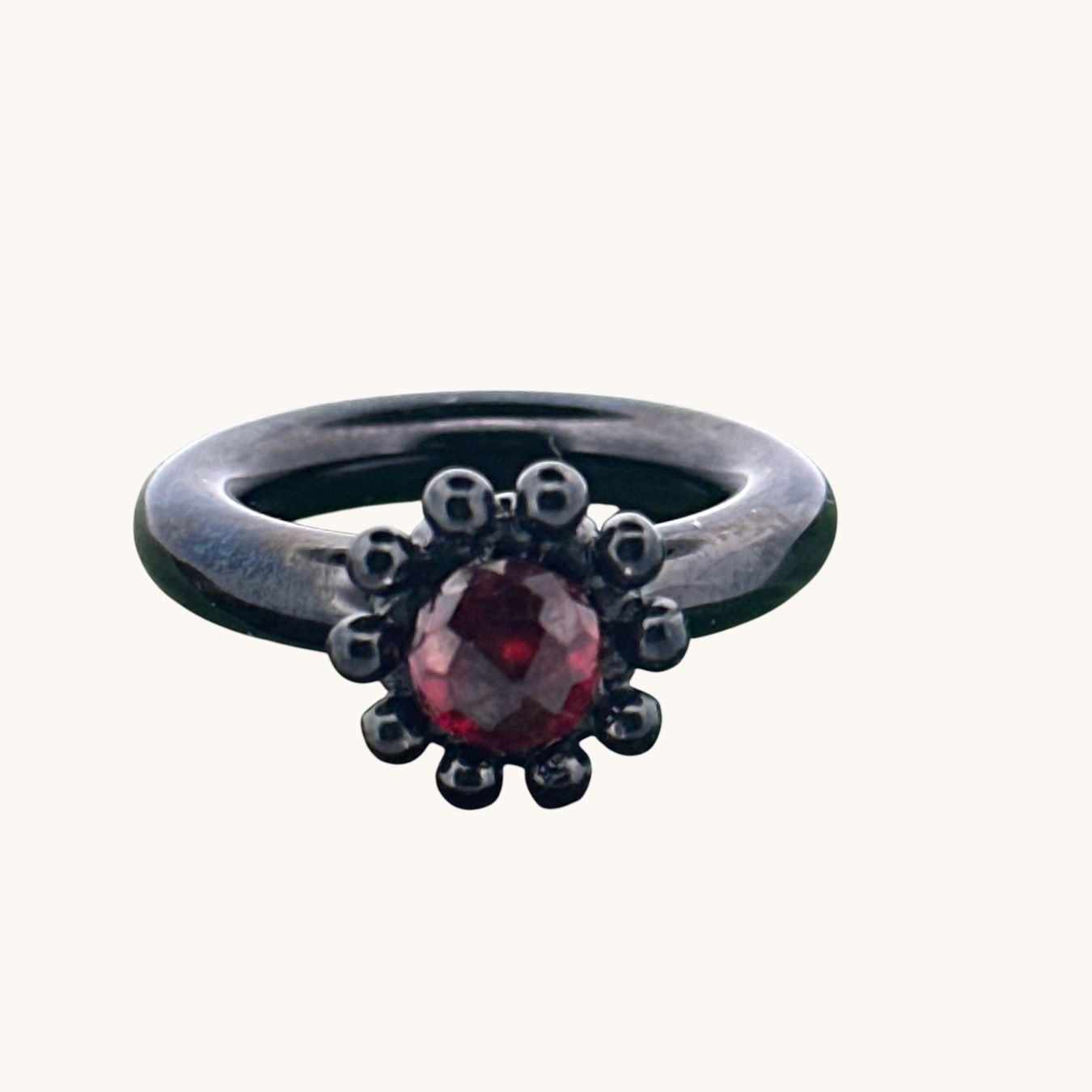Olga Ribler Anelli: Edelstahlring, schwarz, mit Granat Stein, Gr.52 – Nuovo (secondo la descrizione) da Luzern venduto da MonikaS03 1