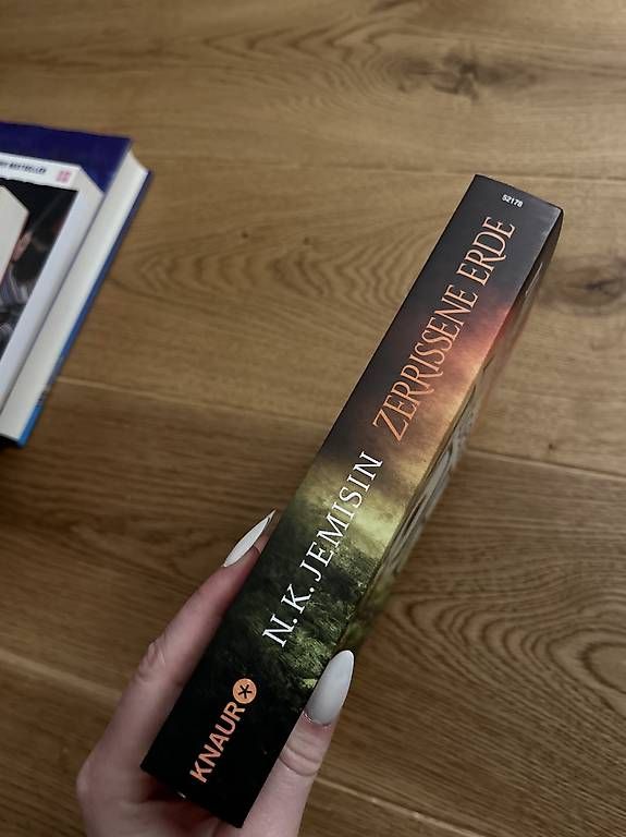 Libri: Zerrissene Erde - N. K. Jemisin (Fantasy) – Nuovo (secondo la descrizione) da Altstätten SG venduto da tab_77z2 2