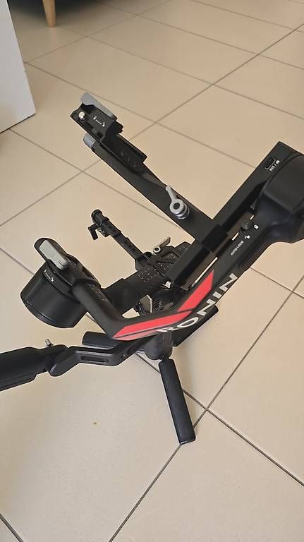 Videocamere: DJI RS4 PRO COMBO  Excellent état – Usato da vevey venduto da maelbadavd 4