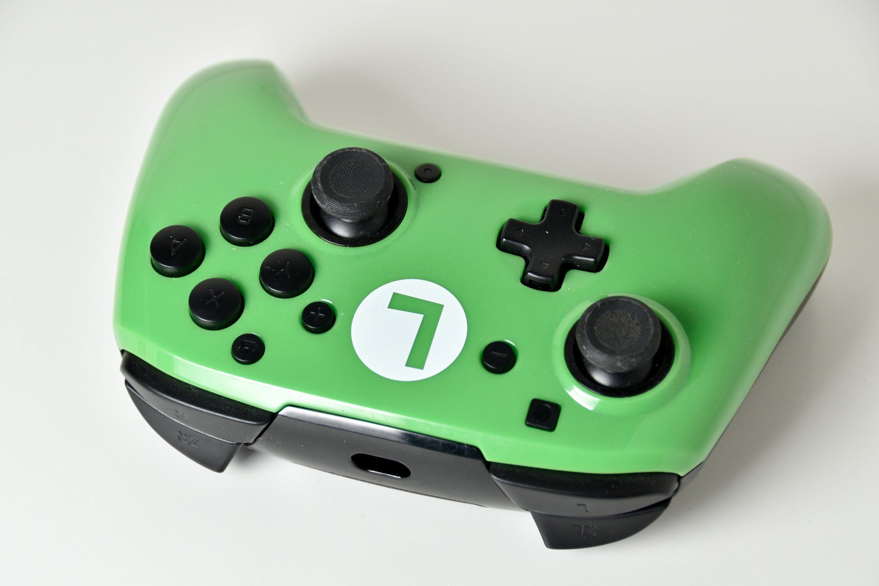 Nintendo Controller: Faceoff Deluxe Wired Pro Controller – Super Mario Edition – Usato da Kloten venduto da Photo_Fan 2