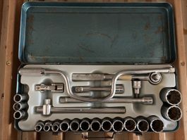 Steckschlüsselsatz im Metallkasten gebrauchter Zustand