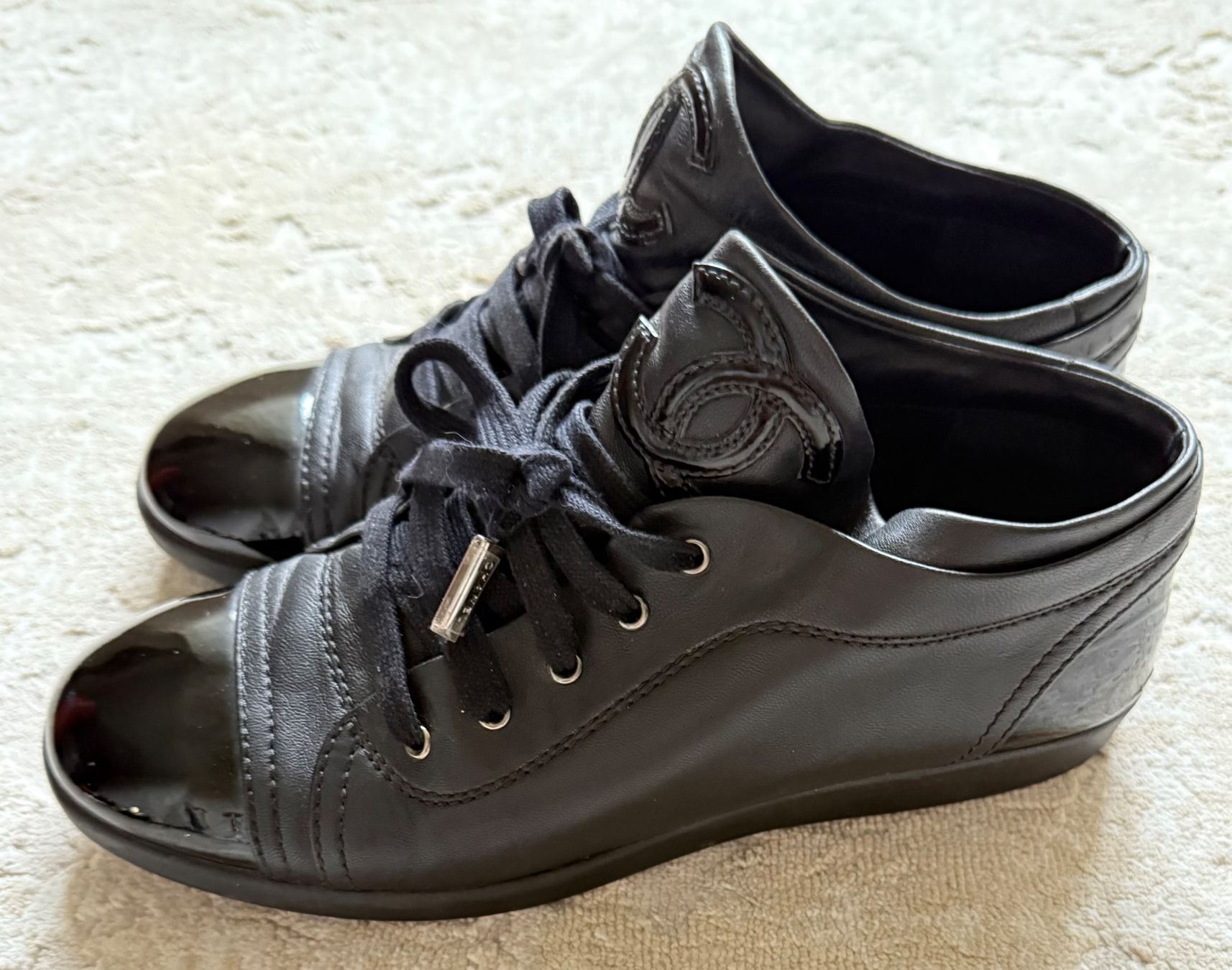 Chanel Damenschuhe: Chanel schwarze Sneakers, Leder – Gebraucht aus Wohlen AG von homecollectivech 3