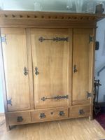 Holzschrank mit Schubladen und Metallbeschlägen
