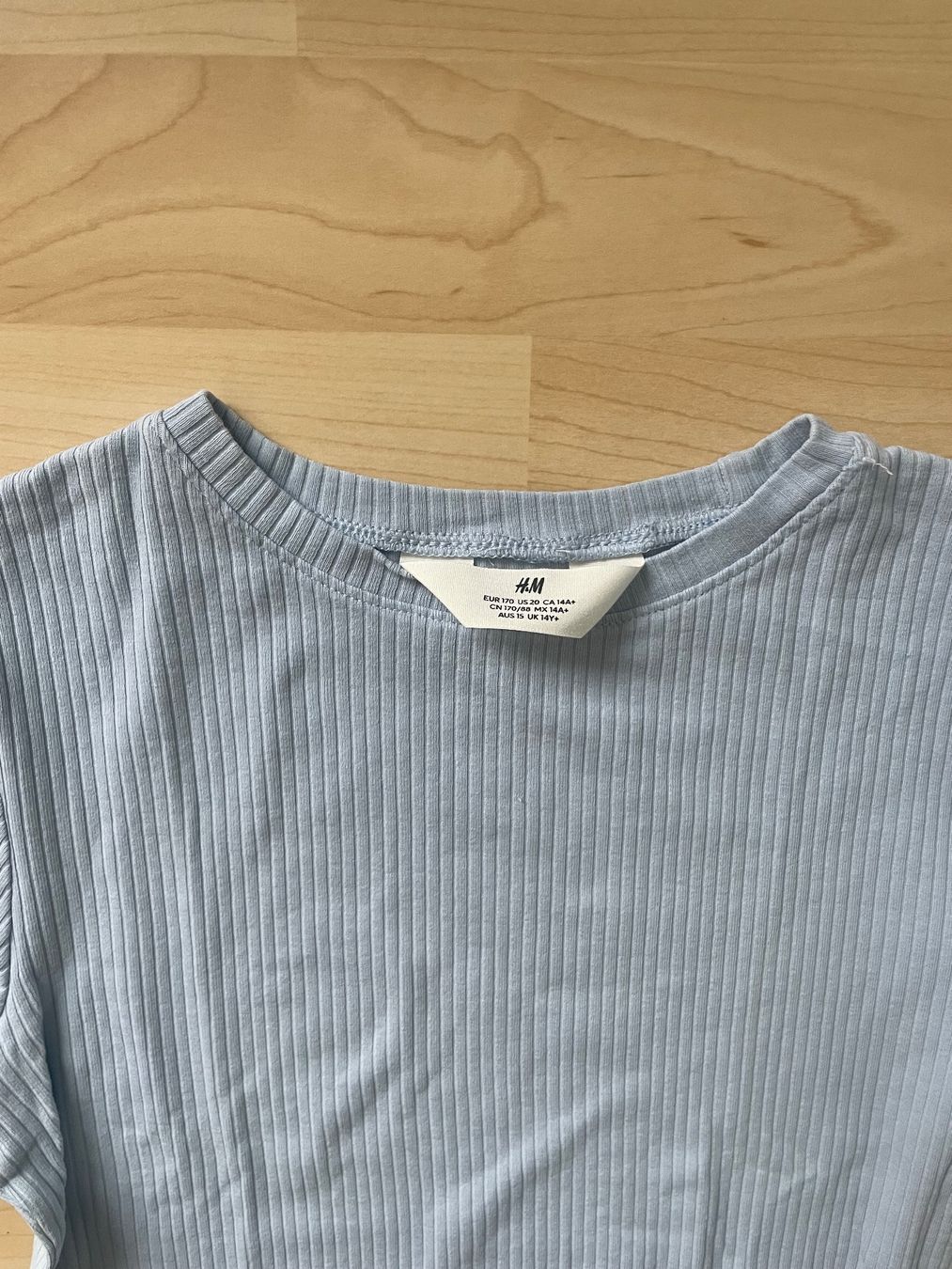 H&M Blusen, T-Shirts & Tops: Sommer-Set: 2 H&M T-Shirts – Gebraucht aus Wil Sg von mil_r9gx 1
