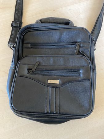 Schwarze Umhängetasche aus Lederimitat