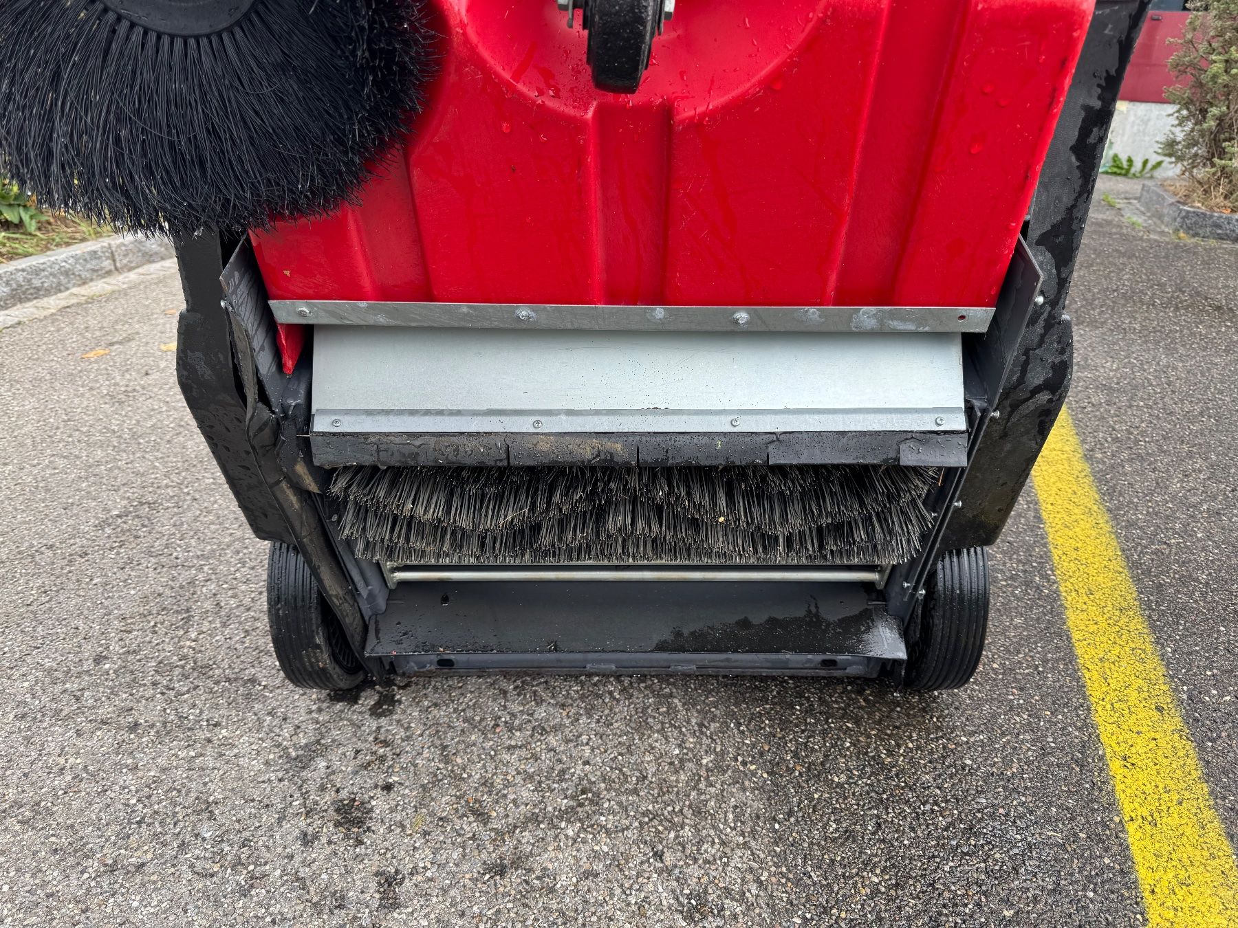 Tutte le macchine: Kehrmaschine mit Benzinmotor – Difettoso da Zäziwil venduto da Motorgeraete 2