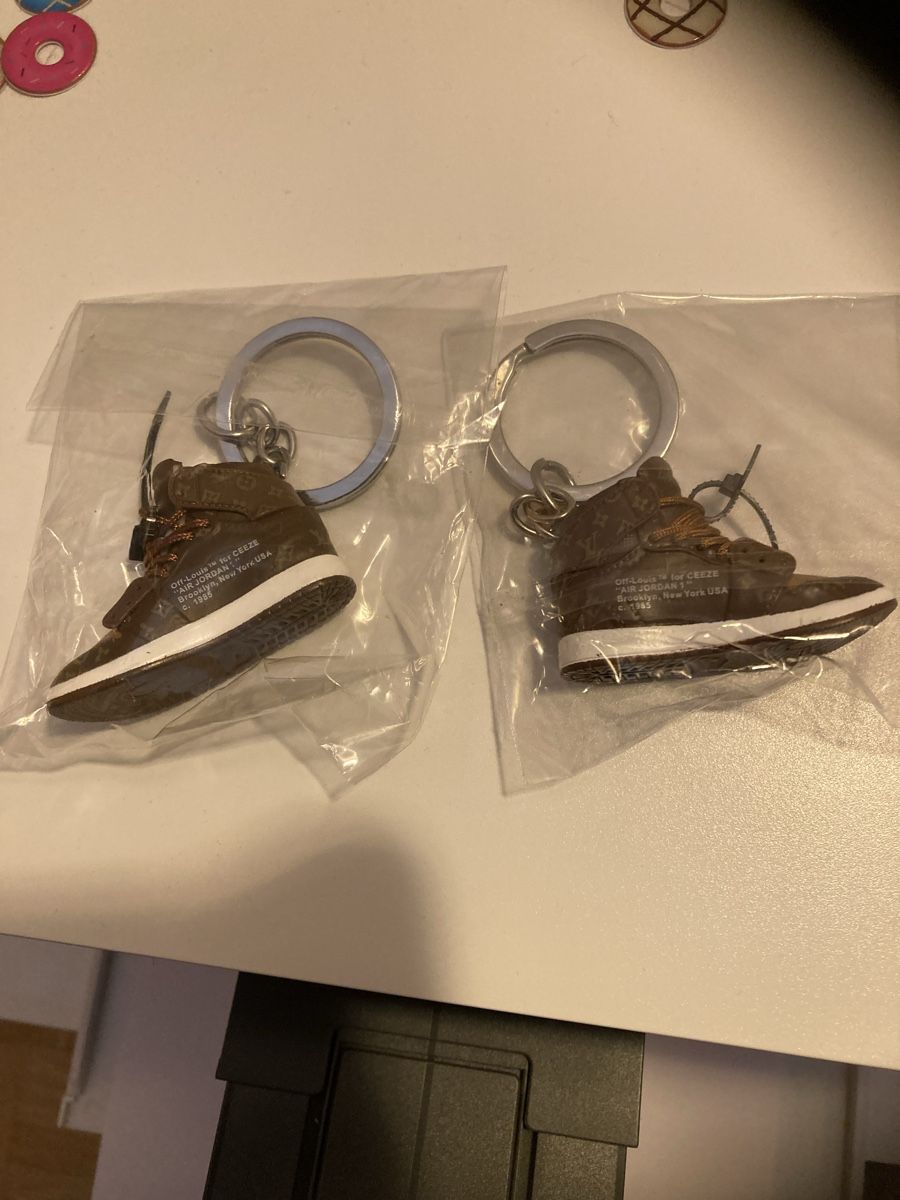 Schlüsselanhänger & - bänder: Porte-clés sneaker marron lot de 2 neufs – Neu und originalverpackt aus Plan-les-Ouates von Namorona 1