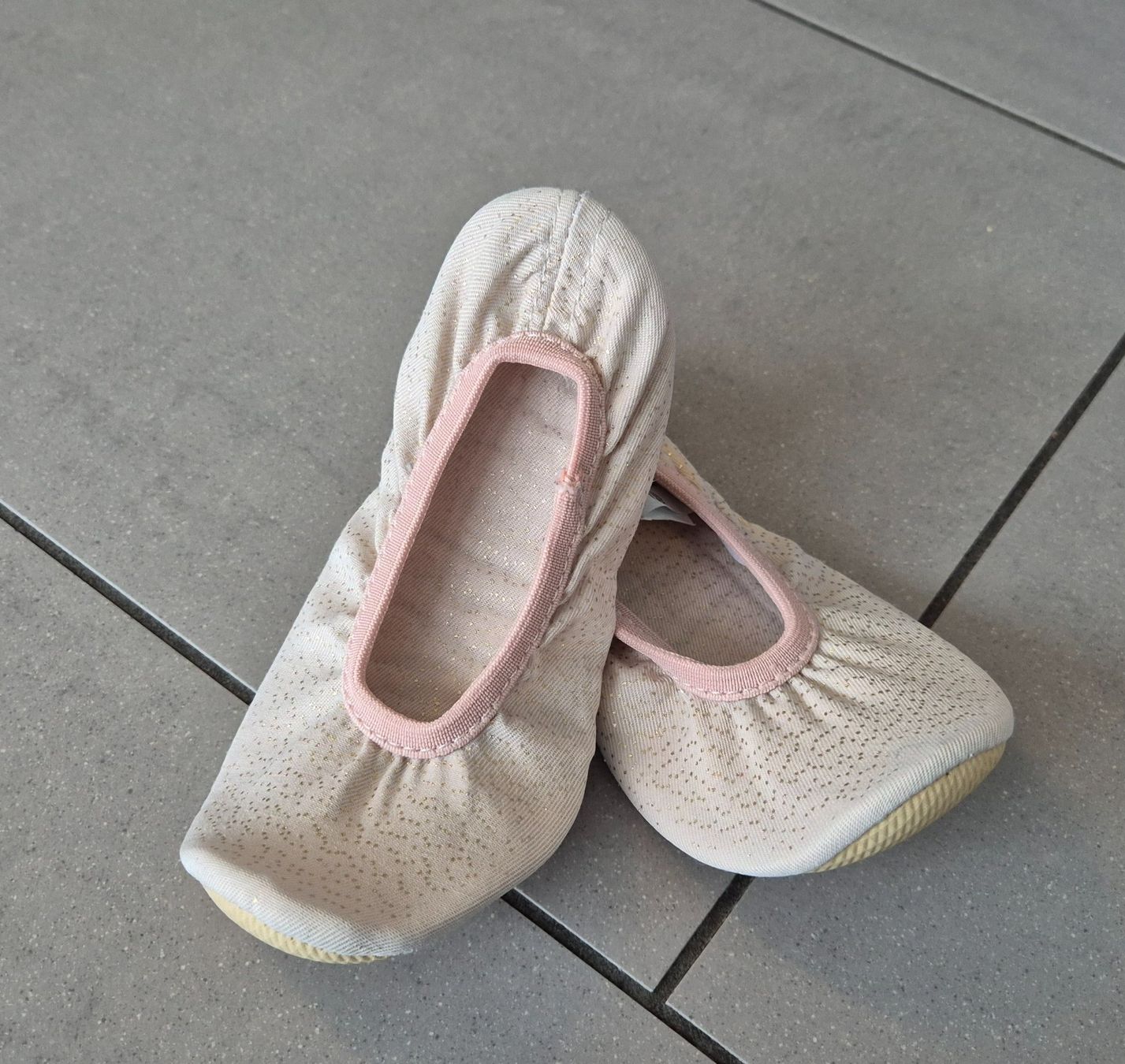 Schuhe für Mädchen: Turnschläppli Grösse 28 – Gebraucht aus Würenlingen von mwimmer