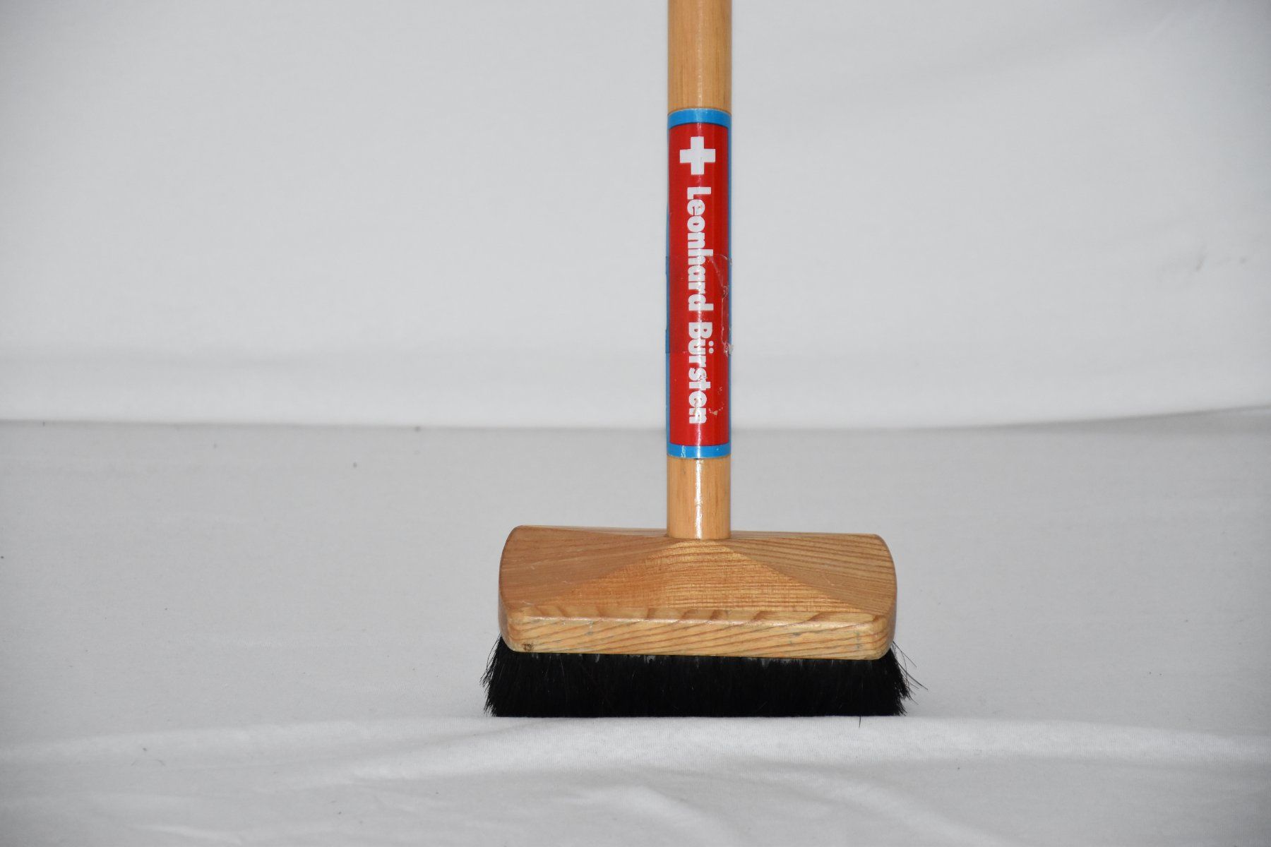 Altro in Apparecchi per la pulizia: Curlingbesen "Leonhard Bürsten" – Usato da Dietlikon venduto da IBBK 1