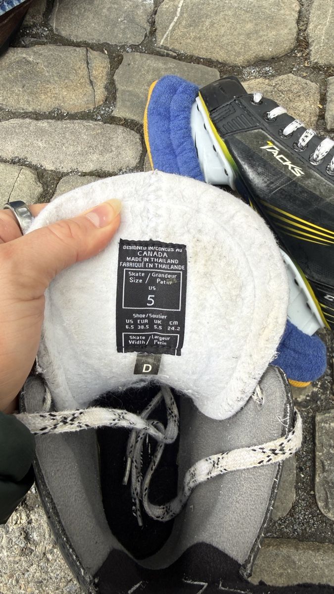 Ccm Pattini da ghiaccio: CCM Eishockey Schlittschuhe, Grösse 38.5 – Usato da Ittigen venduto da liapatriciia 2