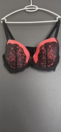 Soutien-gorge rouge et noir en dentelle, Taille 80F