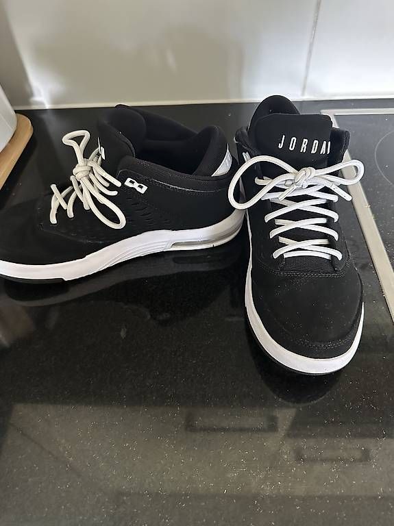 Jordan Scarpe da uomo: Jordan Max Aura in Schwarz/Weiß – Usato da Aarau venduto da S.Herzog