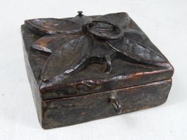 Alter Farbbehälter aus Holz geschnitzt