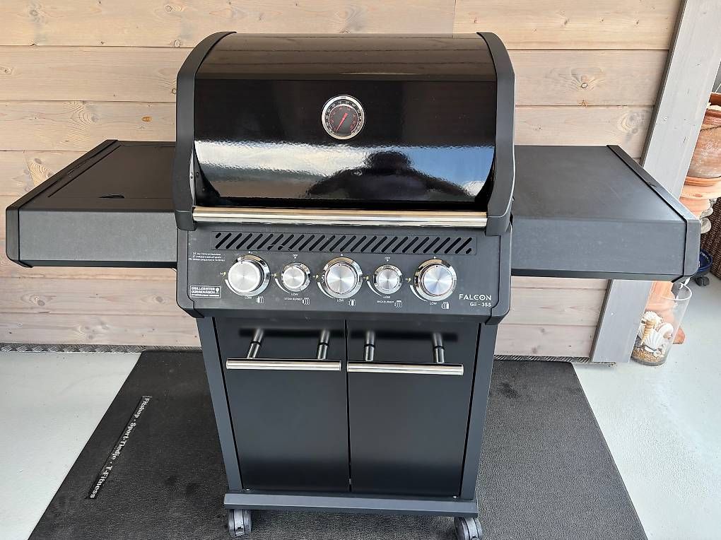 Grills: Gasgrill Falcon mit Sizzle Zone und Heckbrenner – Gebraucht aus Leissigen von kph811