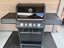 Gasgrill Falcon mit Sizzle Zone und Heckbrenner