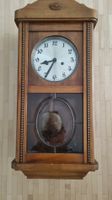Wanduhr mit Pendel und Schlüssel 