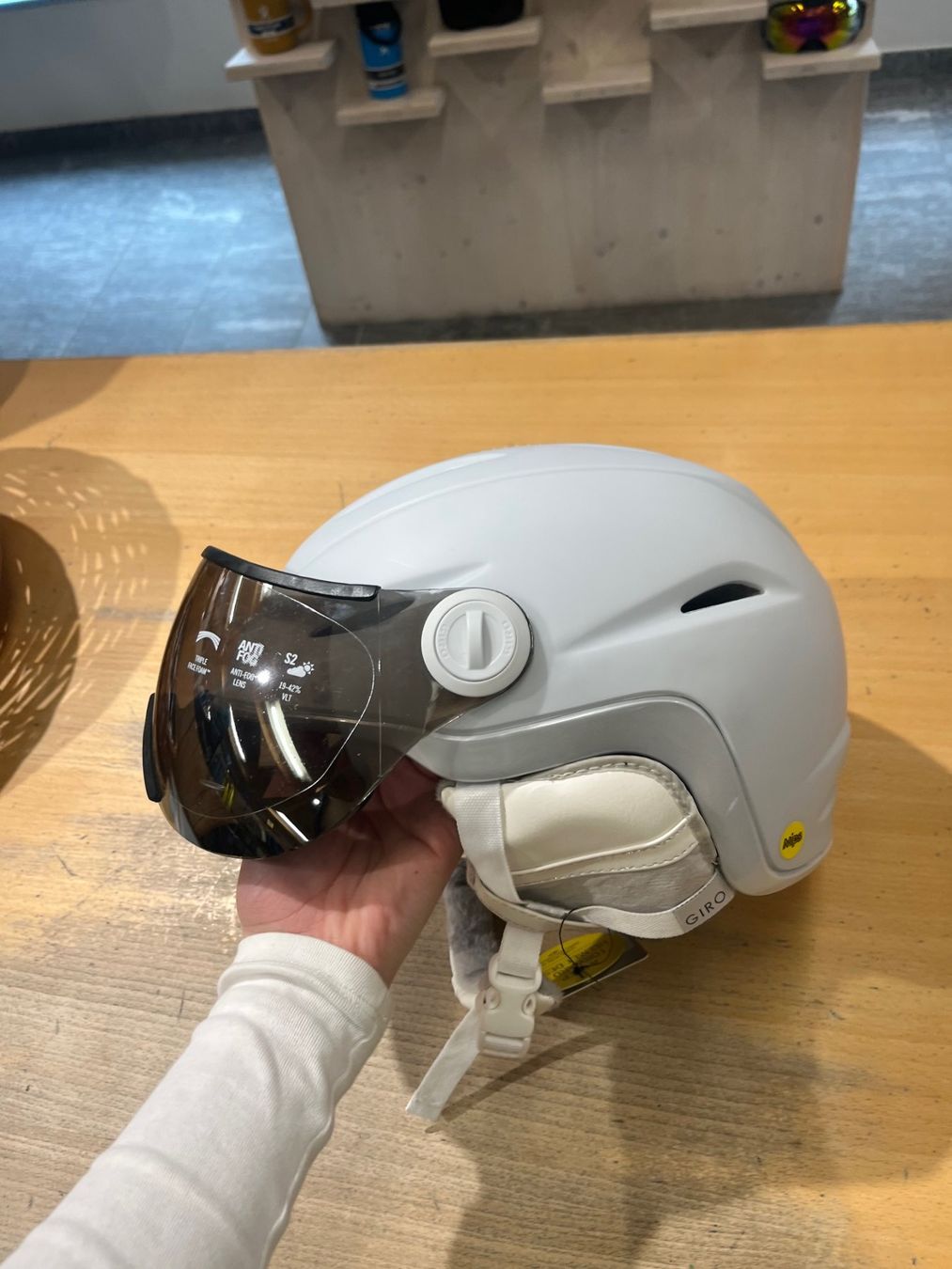 Giro Caschi: Giro, Essence MIPS Helm, Grösse M 55-59cm – Nuovo e nell'imballaggio originale da Andermatt venduto da Alpin-Outlet
