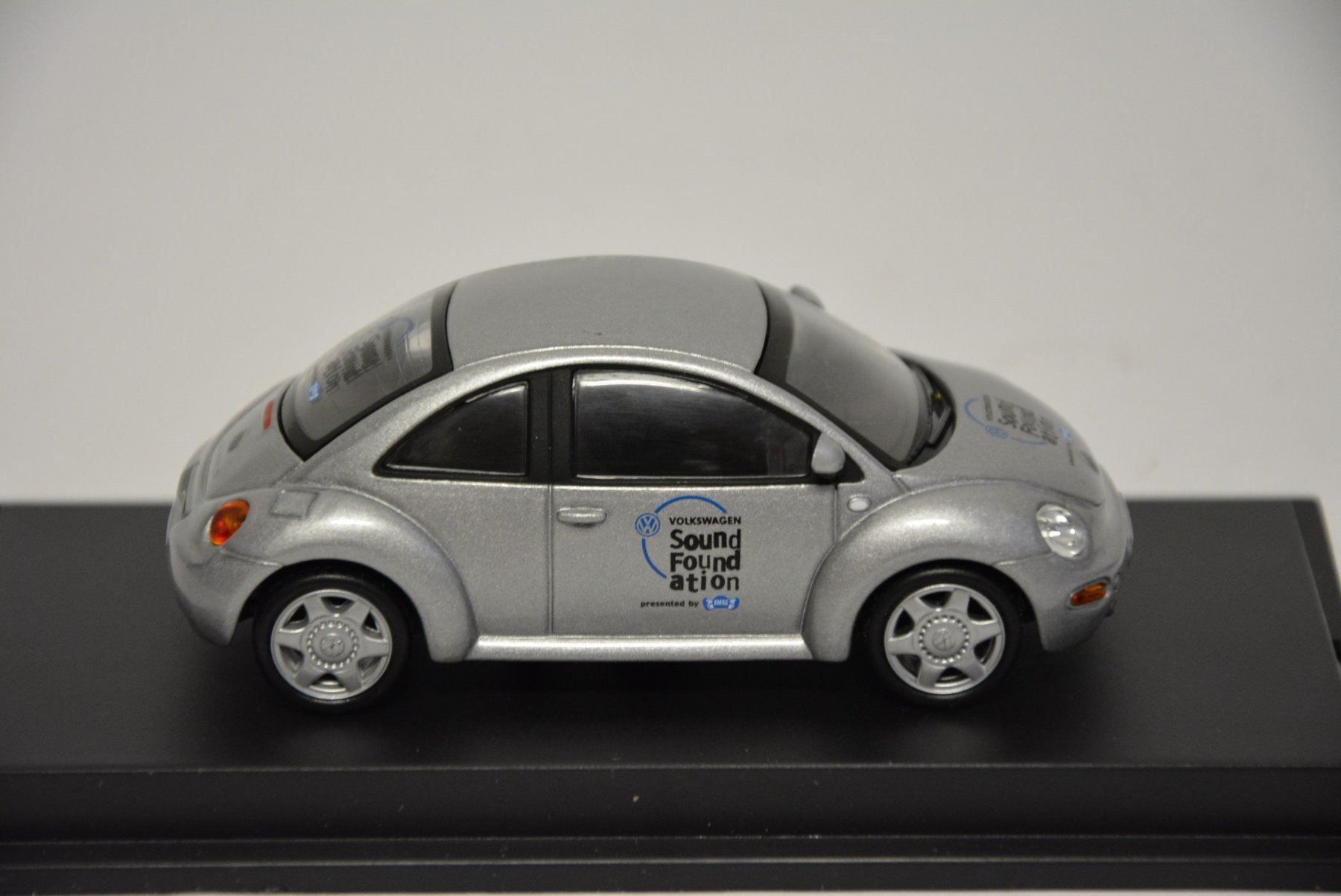 Volkswagen Modellini d'auto: VW New Beetle Sound Foundation , 1:43 – Nuovo e nell'imballaggio originale da Goldach venduto da Feivel9 5