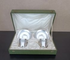 2 tasses à café et sous-tasses en argent, joliment décorées