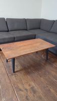 Hochwertiger Couchtisch aus dunklem Nussholz