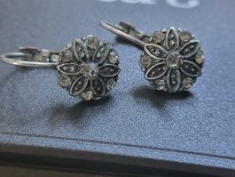 Ohrringe  mit kleinem Stein besetzt