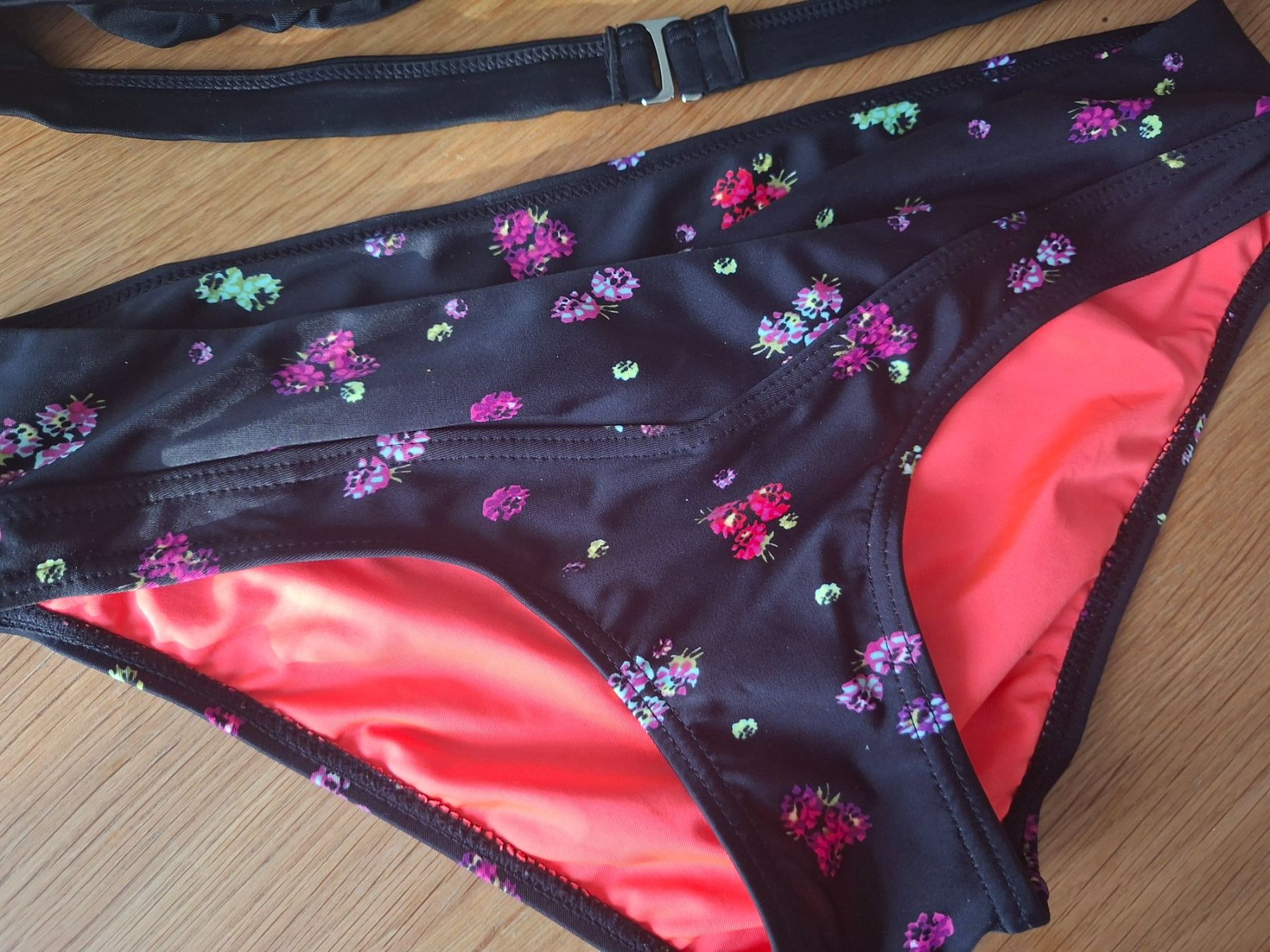 Costumi da bagno & Bikini: Bikini Gr. 38/40 BLACKOUT schwarz mit Blumen – Nuovo (secondo la descrizione) da Rüttenen venduto da Pinie14 2