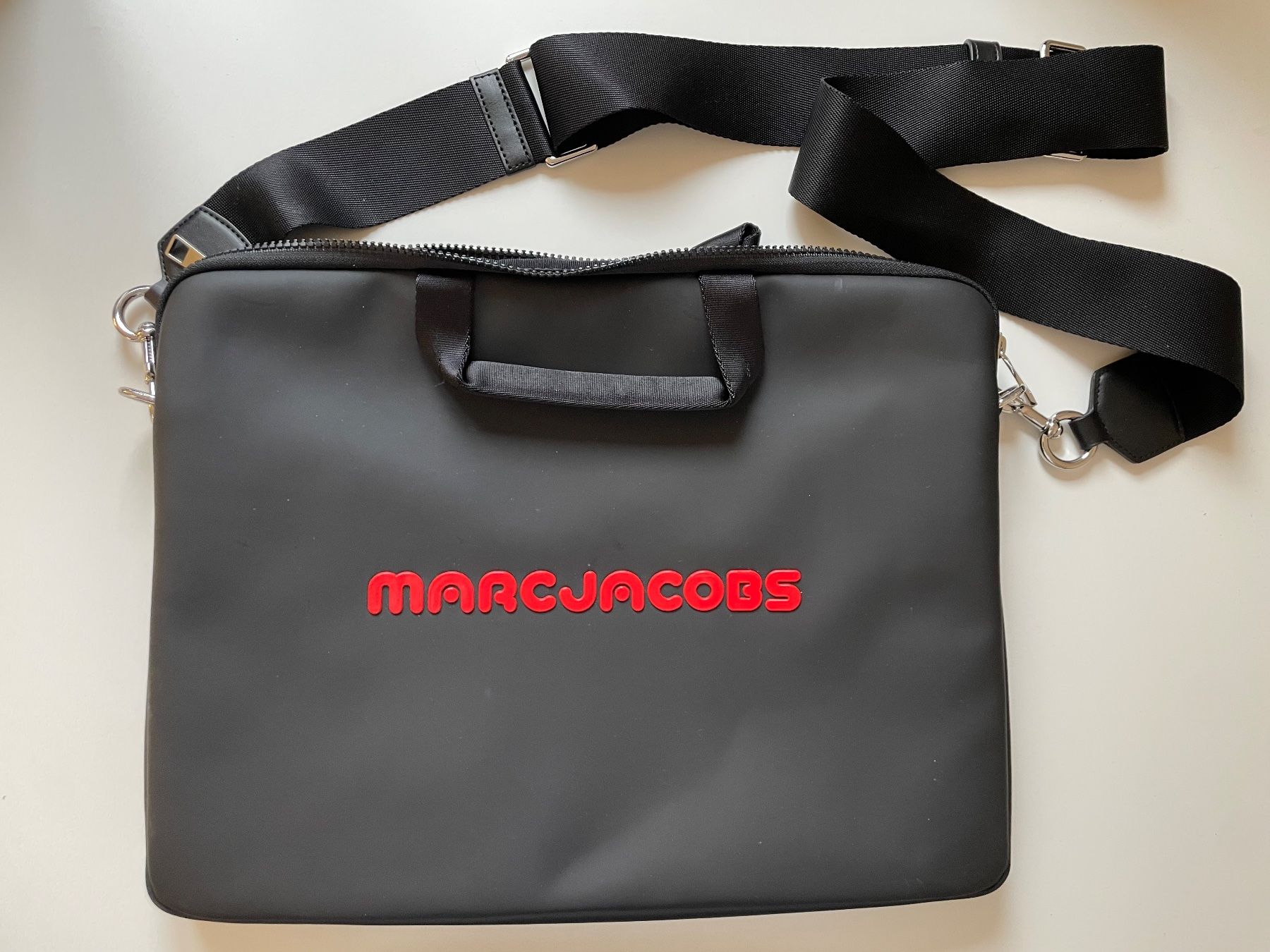Marc Jacobs Taschen für Damen: Marc Jacobs Notebooktasche / Laptoptasche – Gebraucht aus St Gallen von Giidi