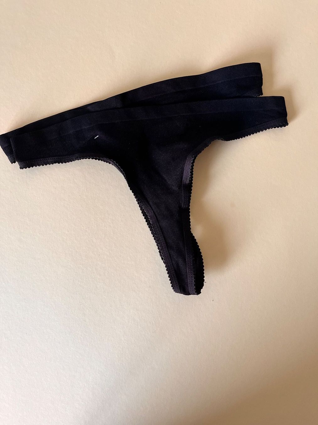 Altra biancheria intima: String, VERO MODA, Grösse M/L, 2 Stück in Schwarz – Nuovo e nell'imballaggio originale da Rudolfstetten venduto da gst_g7xl
