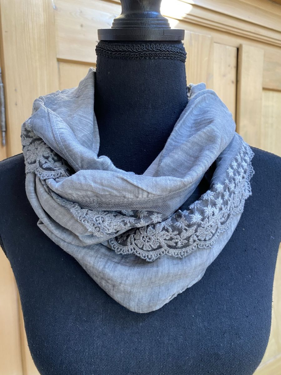 Nile Foulard & Sciarpe: Nile Loop-Schal grau mit Spitzenbesatz  – Nuovo (secondo la descrizione) da Buochs venduto da H16 2