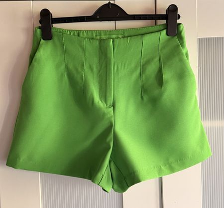 Elegante Amisu Shorts, Grösse 36, Frühlingsgrün, Top!