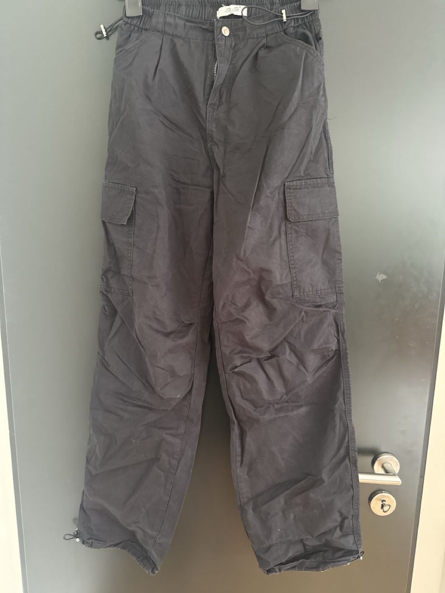 Pantaloni: Schwarze Cargo Hose / Wanderhose – Usato da St. Niklausen LU venduto da car_2562