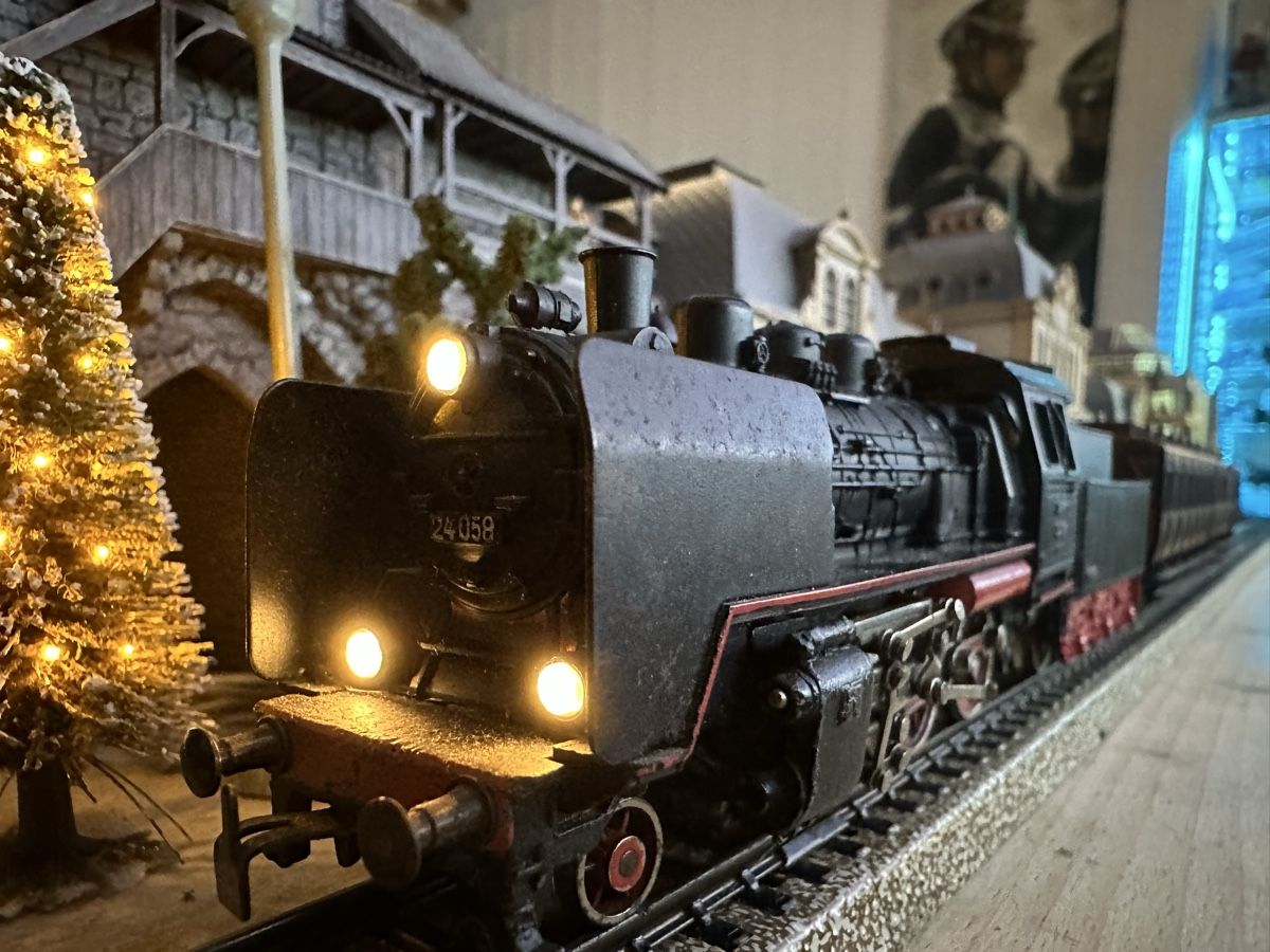 Märklin Modelleisenbahnen: Märklin 3003 4208 DB BR 24 Personenzug – Gebraucht aus Lupsingen von New-Haven