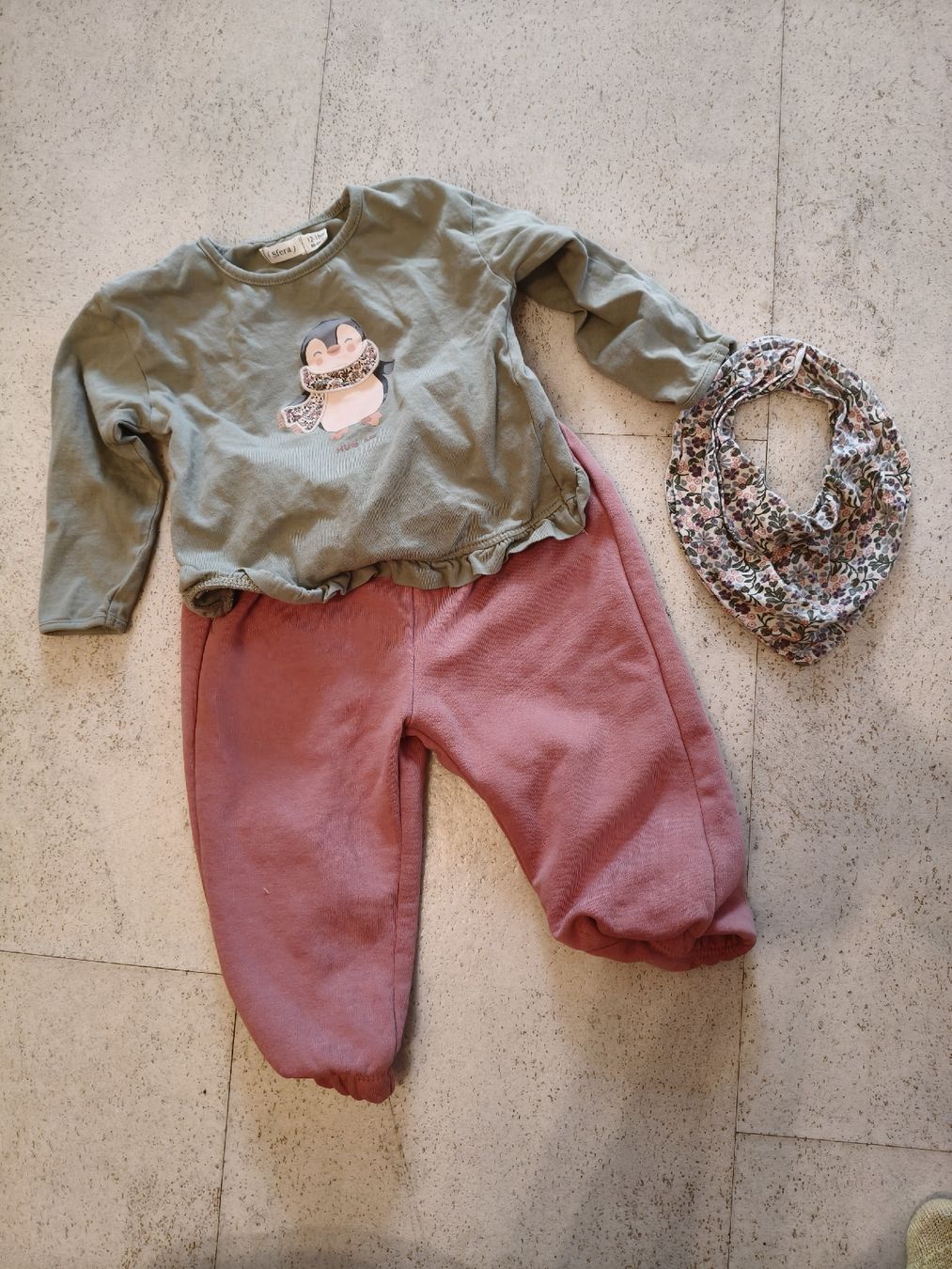Ensembles coordonnés: Kinder Set Pullover Hose und Halstuch  – D'occasion à Basel par and_m5k5