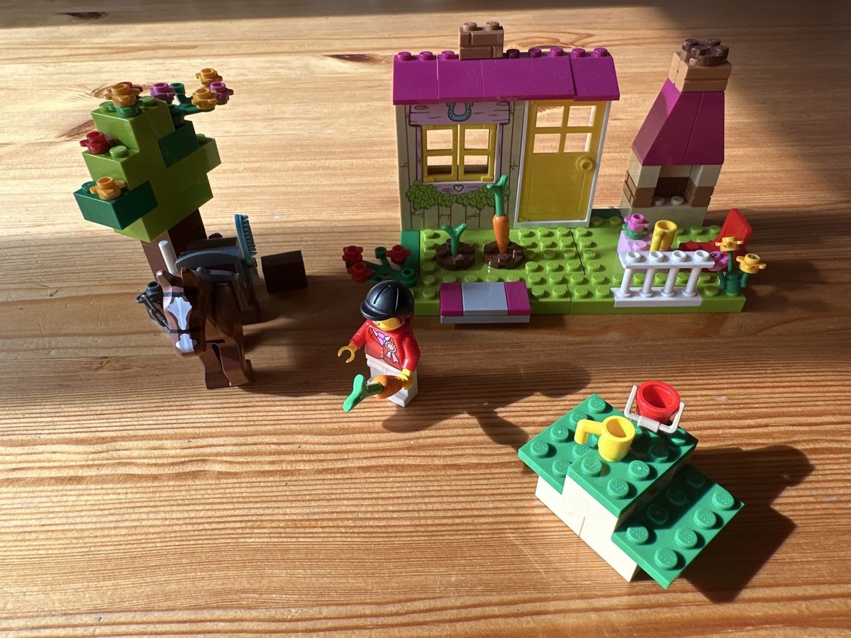 Lego Spielzeuge: Lego Juniors Ponyfarm - 2 Sets – Gebraucht aus Windisch von tante_emma_sein 2