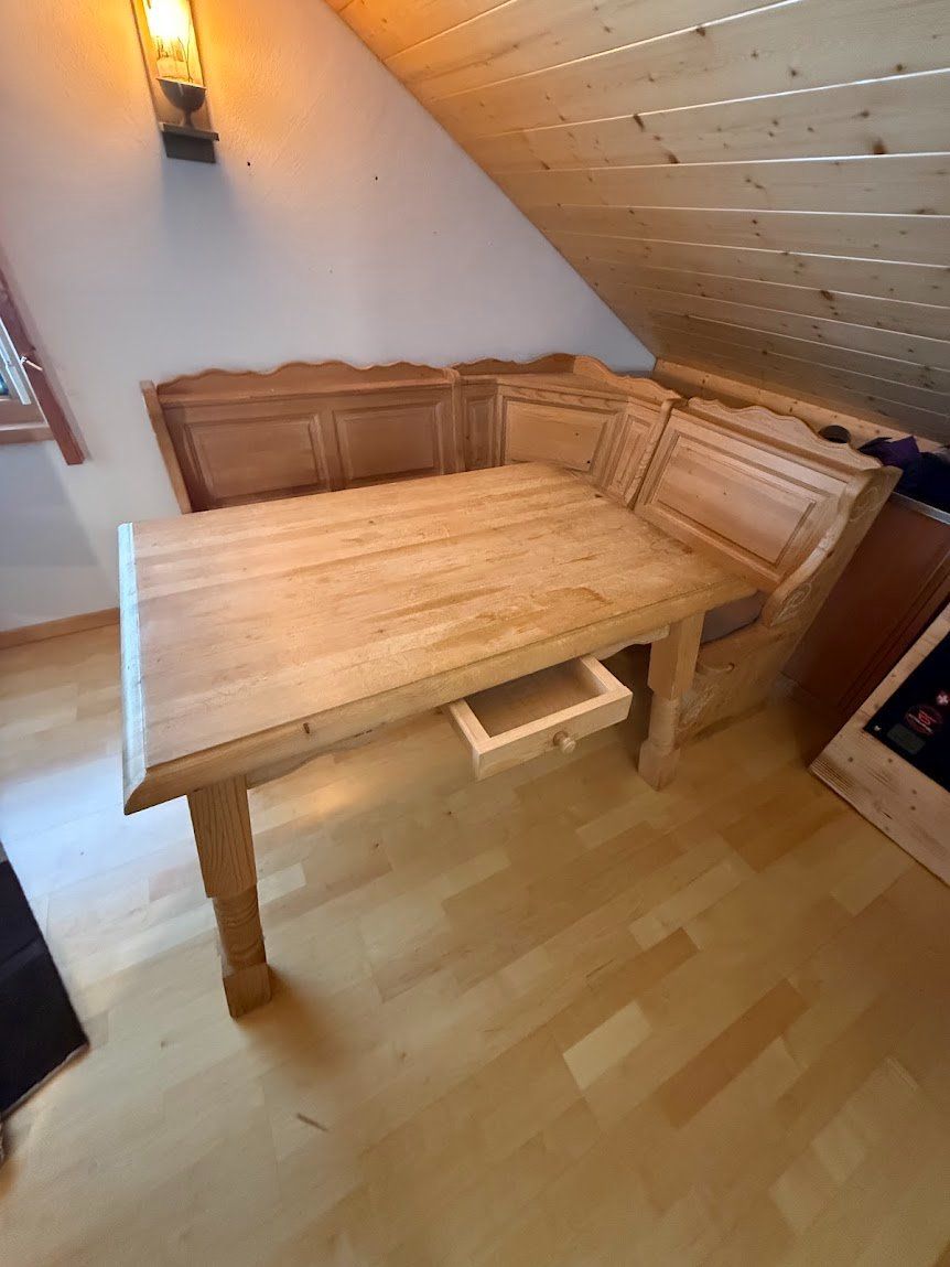 Set di tavolo e panche: Eckbank mit Tisch und Stühlen – Usato da Triesenberg venduto da Larry777 5