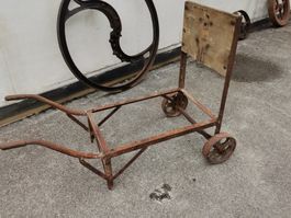 Alter Metallwagen, Eisenwagen, Karren, Mobiles Hochbeet, Wag