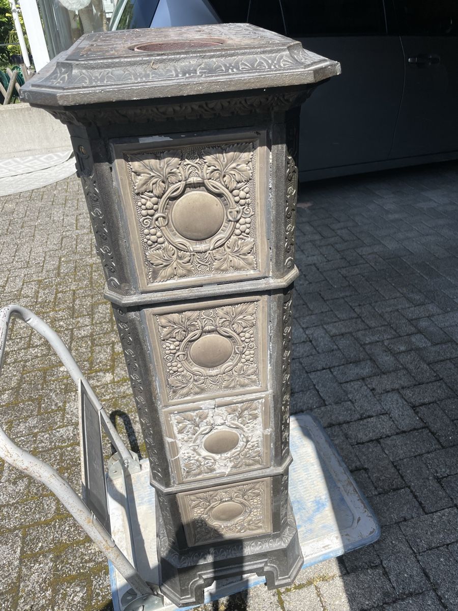 Autres meubles anciens: Kachelofen antik – D'occasion à Winkel par Uwen