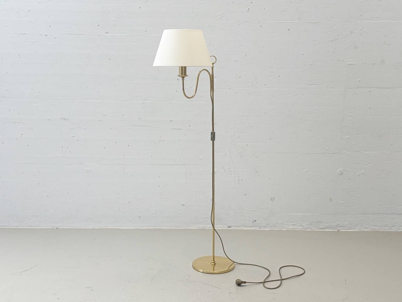 Lampade: Vintage höhenverstellbare Stehleuchte aus Messing – Usato da Zürich venduto da LeMoege
