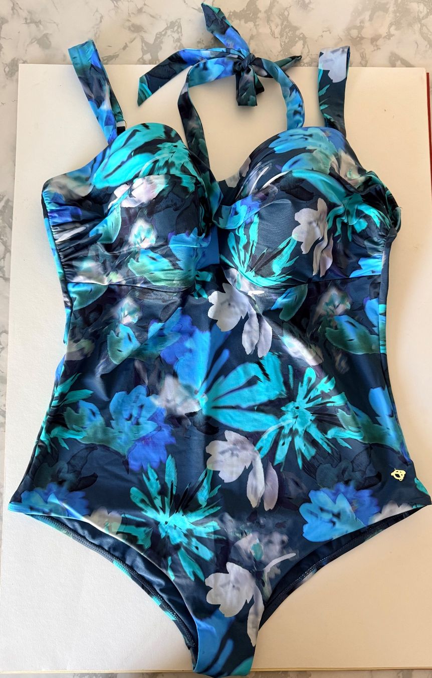 Triumph Badekleider & Bikinis: TRIUMPH, Badekleid SUMMER FLEUR, Grösse 46D, Farbe Blau – Neu und originalverpackt aus Rudolfstetten von gst_g7xl
