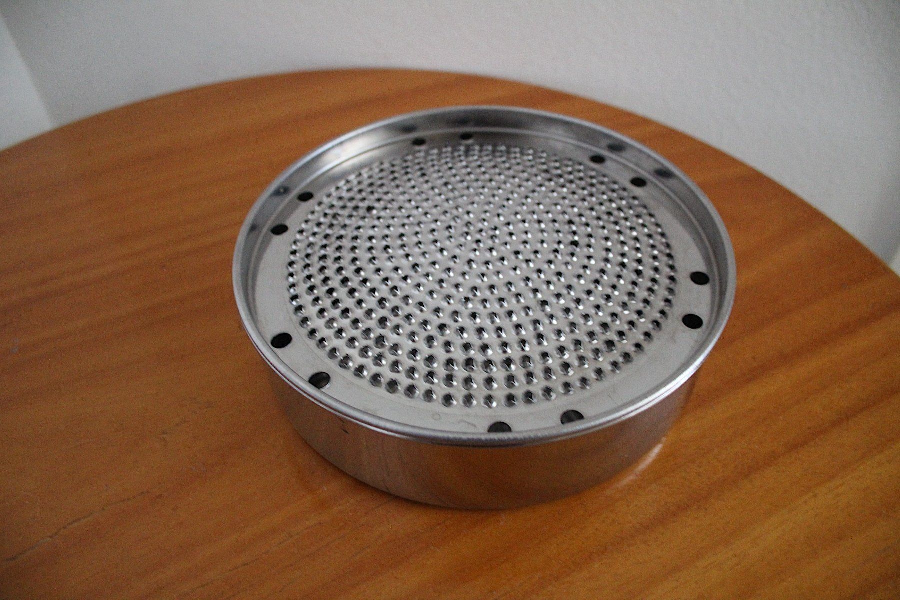 Elettrodomestici da cucina: Käsereibe mit Schale , verm.Edelstahl – Usato da Locarno venduto da fripui 1