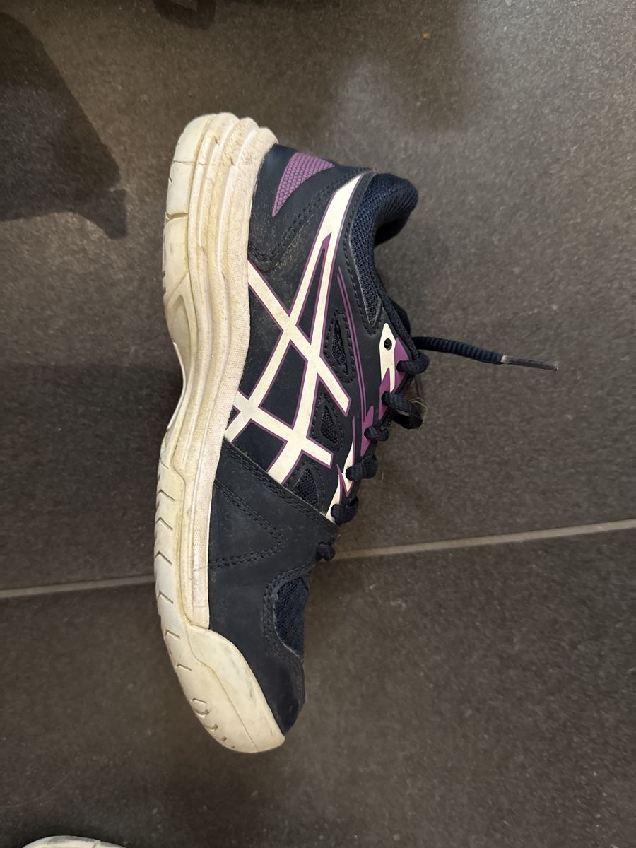 Asics Scarpe per ragazze: Asics Turnschuhe Grösse 35.5 – Usato da Buttikon SZ venduto da Kellerabteil 1