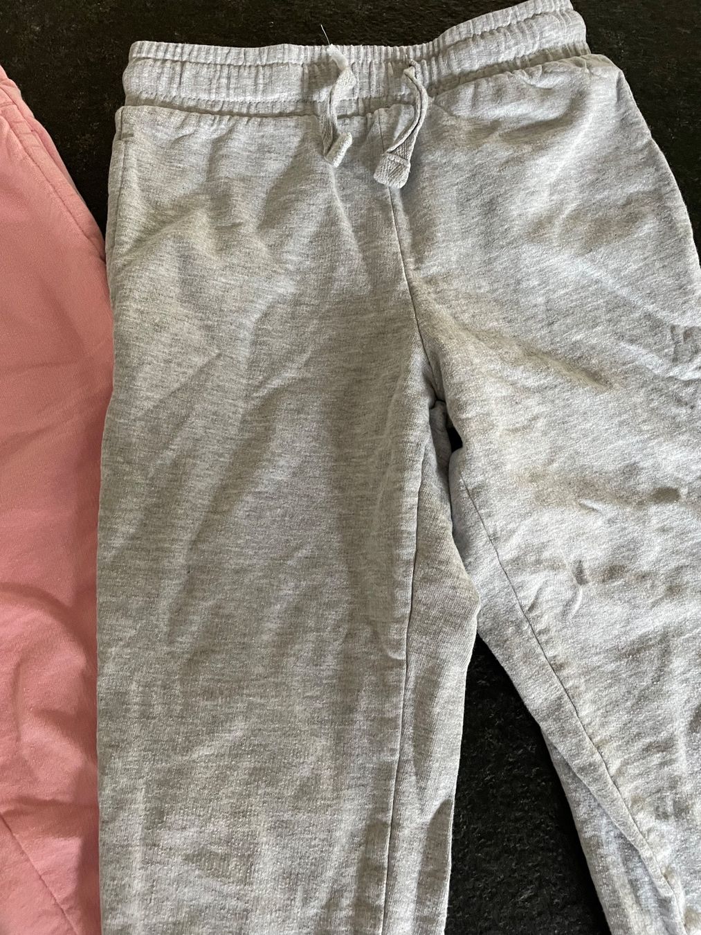 Kleiderpakete & -sets: 2 Trainerhosen Gr.122 – Gebraucht aus Sarnen von Pinoccio6 2