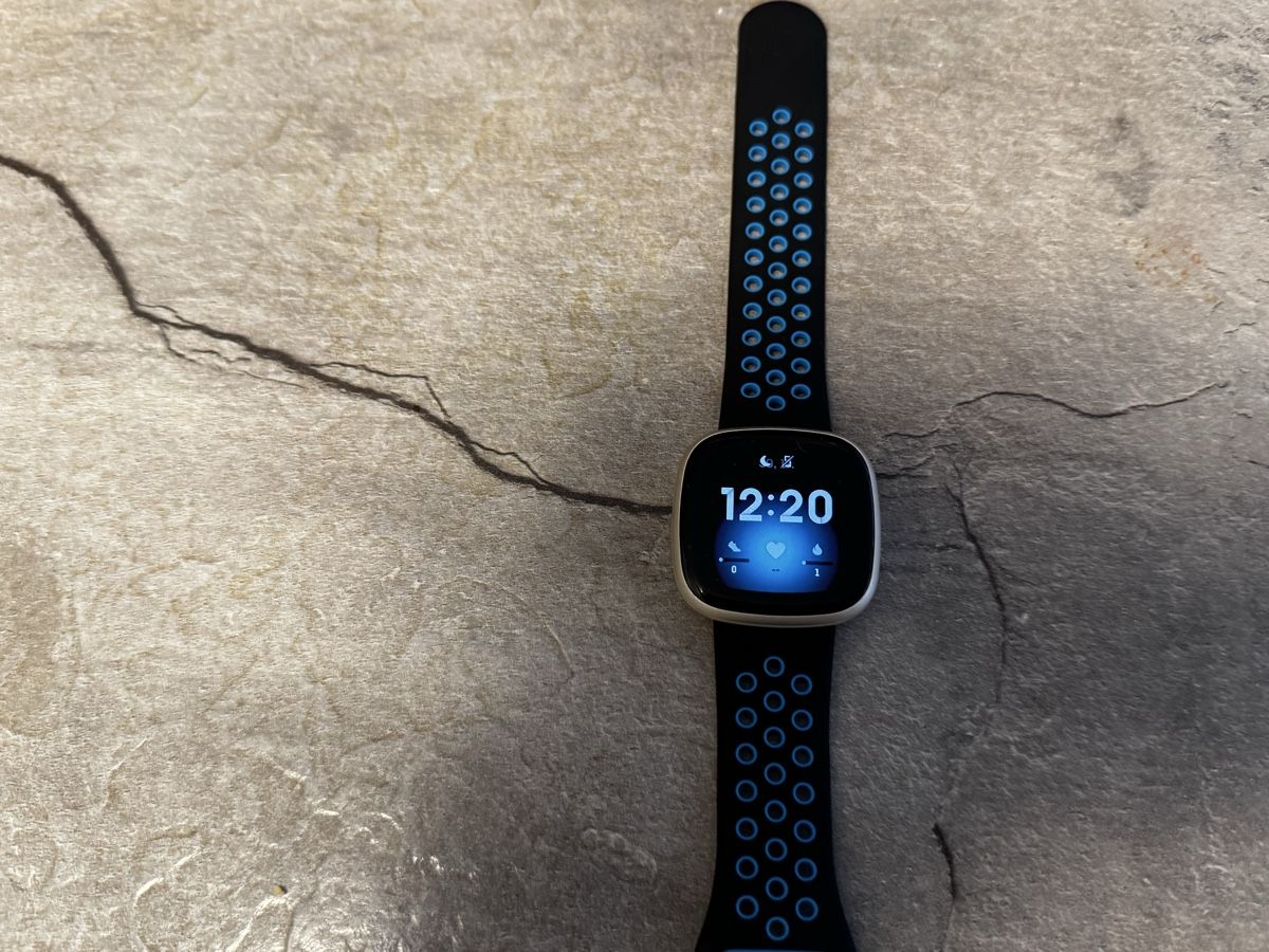 Fitbit Smartwatch: Fitbit Versa 3 gebraucht mit Ladekabel – Gebraucht aus Arisdorf von comestibles 1