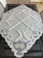 Tischdecke quadratisch mit Rosenstickerei