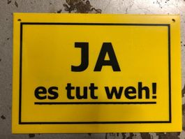 Ja es tut weh spruch hinweis türe