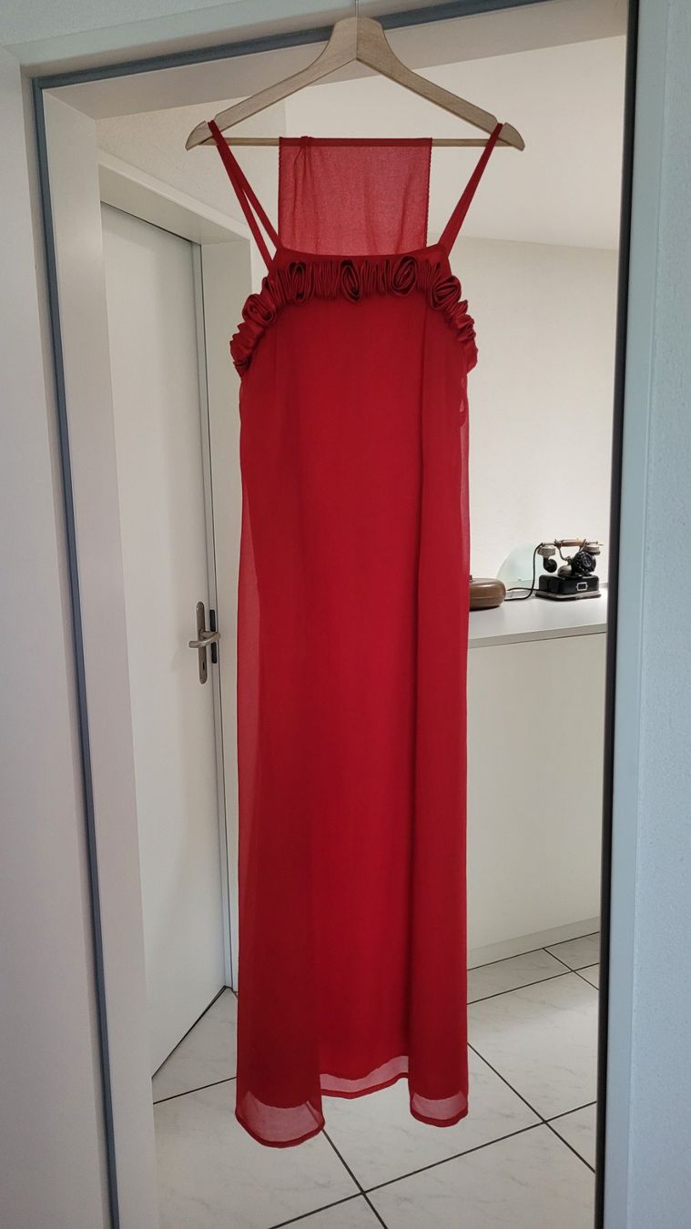 Kleider: Rotes Kleid mit Rosenapplikation Grösse 40 – Gebraucht aus Herznach von raycecile