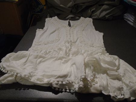 Kleid ca. Grösse S, weiss, verziert mit Spitzen, Träger