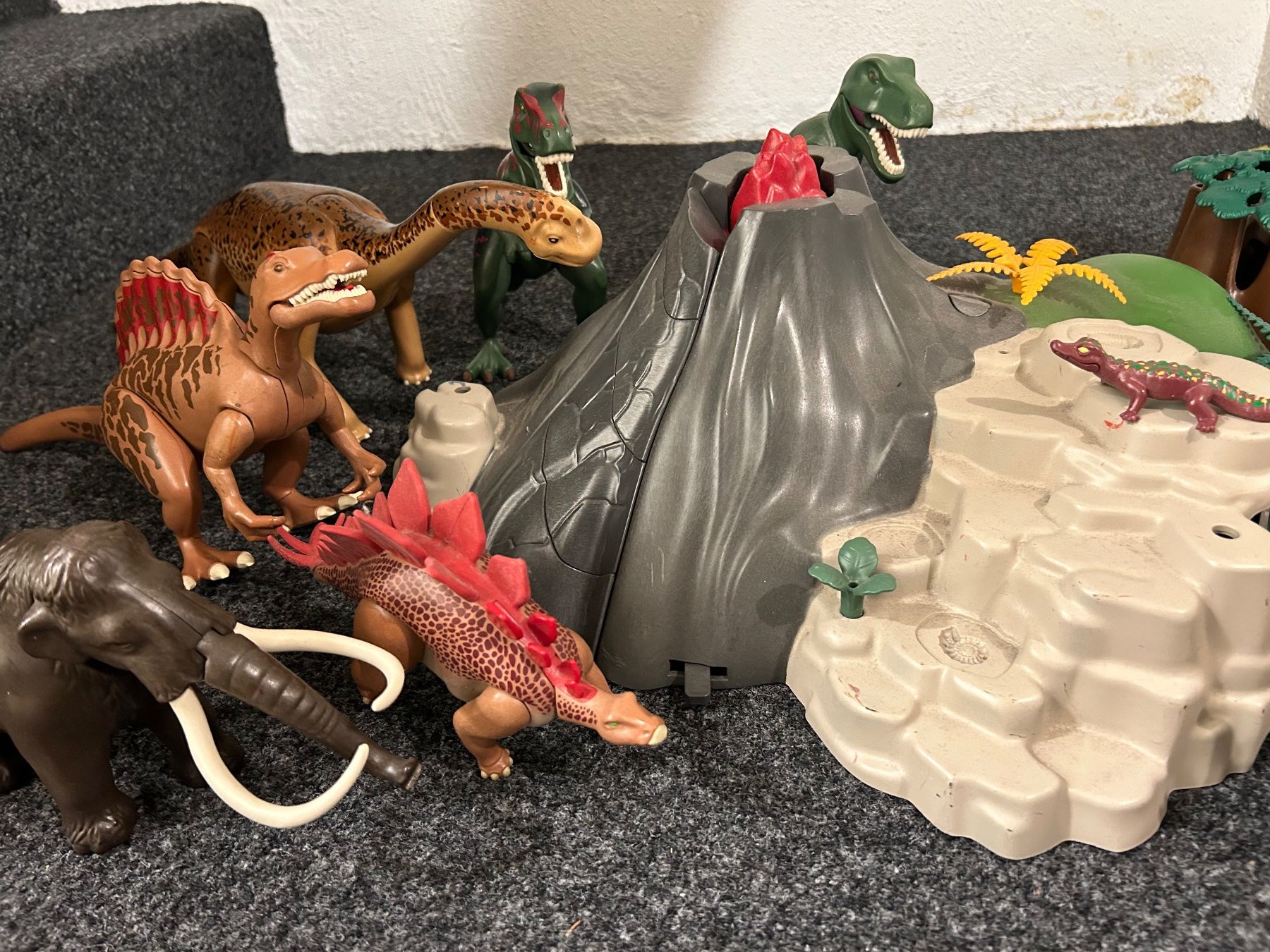 Playmobil Giocattoli: PLAYMOBIL VOLCANO AND DINOSAURS SET – Usato da Gockhausen venduto da CaroQ 3